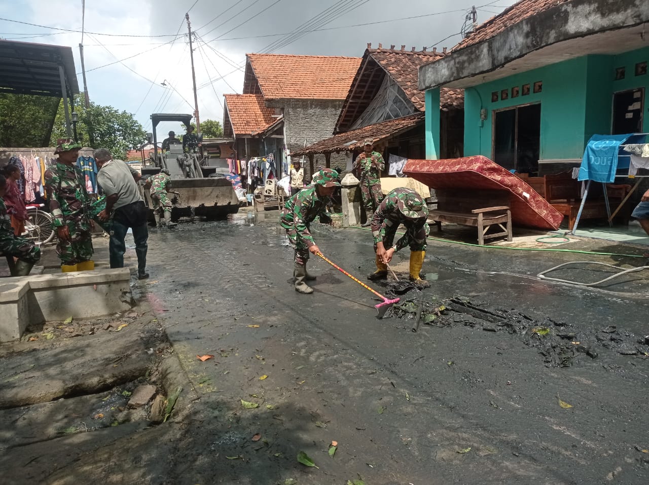 Bersihkan Lumpur dan Sampah Pasca Banjir, TNI Turunkan Loader dan Dumptruck